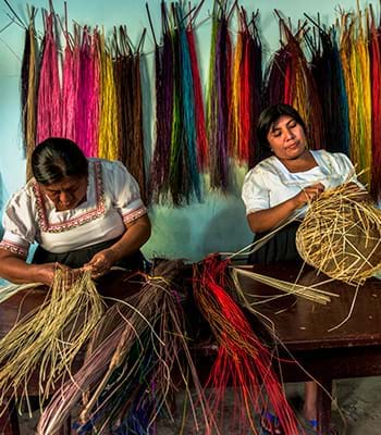 Leve o típico chapéu de palha toquilla (Panamá).